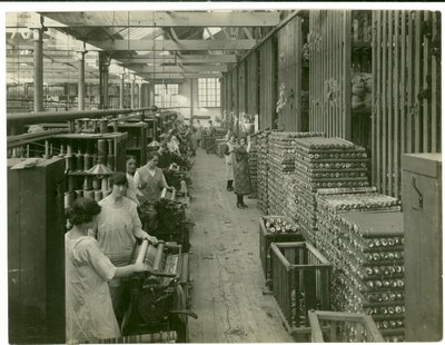 Axminster-Spuleneinstellung, Teppichfabrik, 1923 von English Photographer